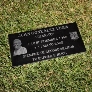 Lápida de granito negro 12x24 pulgadas en Puerto Rico, con grabado láser personalizado de foto
